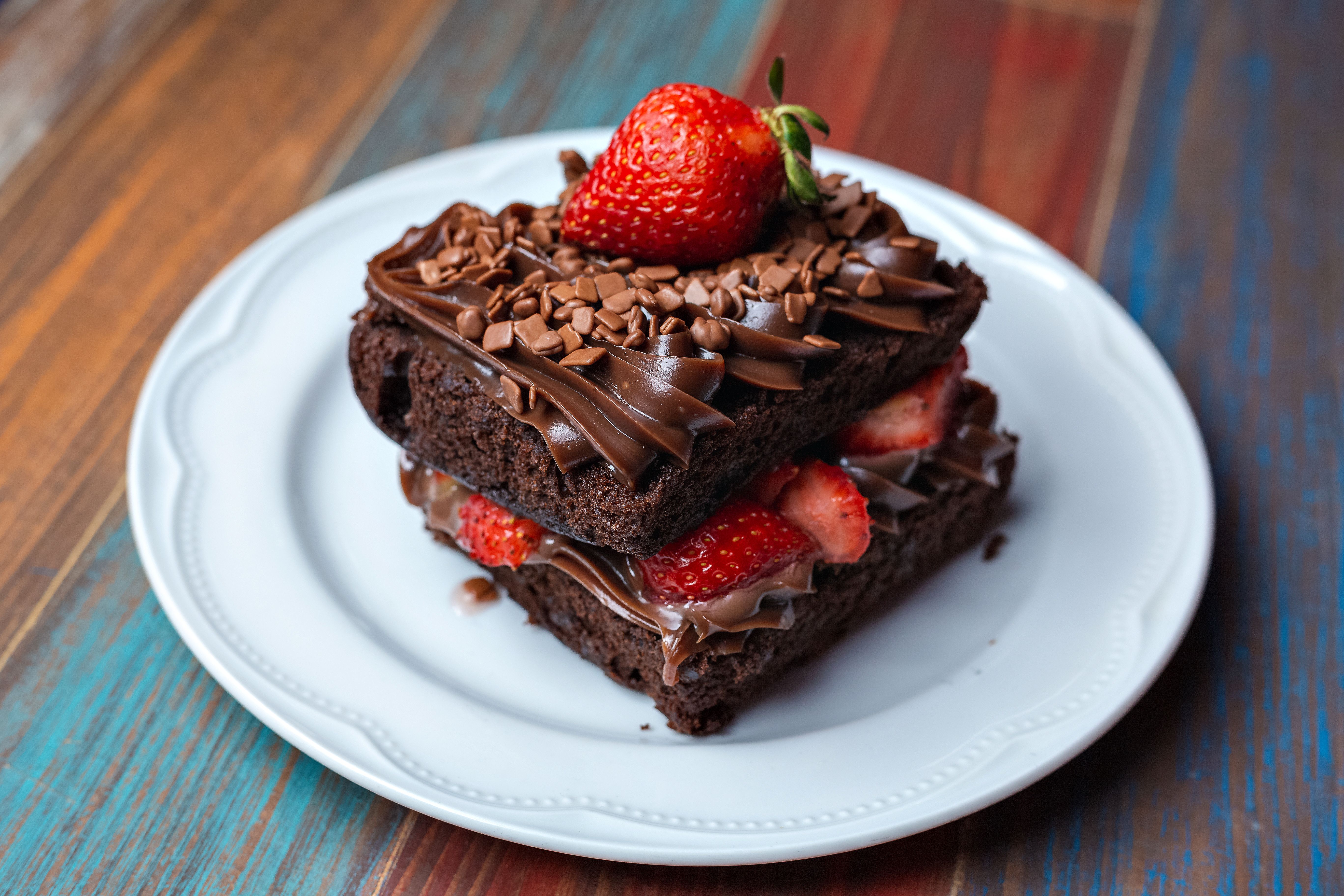 Brownie de chocolate artesanal recheado com morango
